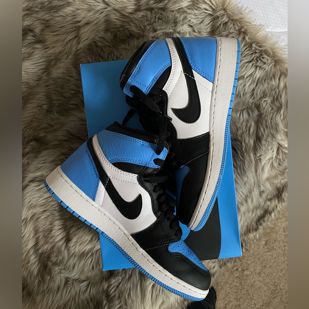 Air Jordan 1 Retro High OG UNC Toe (GS) - FD1437 - 400 - US - Picture 12 of 16